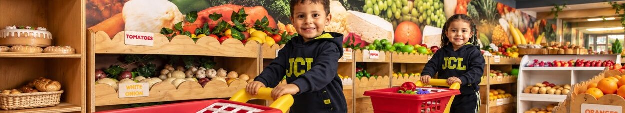 Niños de jardín infantil jugando en el supermercado de juego de Crayola y Lápiz en Chía