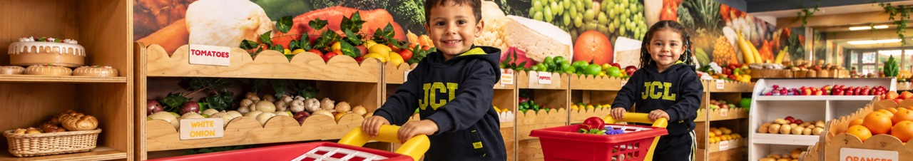 Niños de jardín infantil jugando en el supermercado de juego de Crayola y Lápiz en Chía